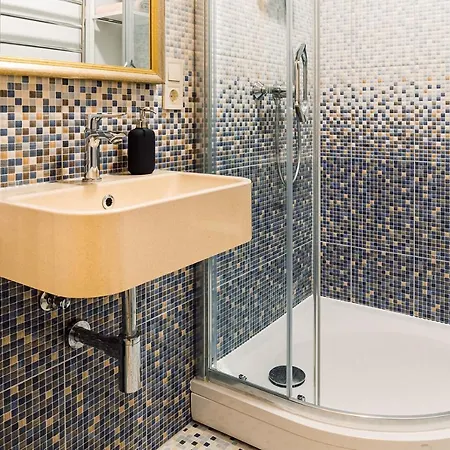 Morrison Apartment/15 Guests/7bedrooms/riga Old Town Appartement